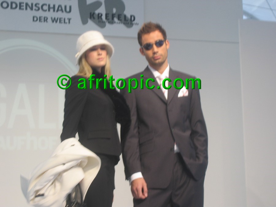 ../Images/Krefeld-Strssenmodenschau-2005 178.jpg